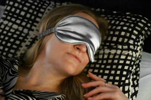 Schlafende Augenbinde VELURO - Grau