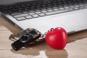 LOVE Anti-Stress-Schlüsselanhänger - Rot