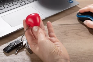 LOVE Anti-Stress-Schlüsselanhänger - Rot