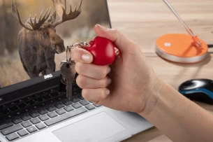 LOVE Anti-Stress-Schlüsselanhänger - Rot